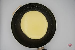 La foto raffigurante la pastella all'interno della padella per la preparazione dei Pancake allo yogurt