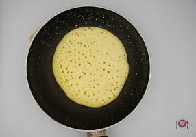 La foto raffigurante la pastella con le bollicine per la preparazione dei pancake in bottiglia