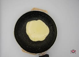 La foto raffigurante la pastella nella padellina per la preparazione della Ricetta pancake senza glutine