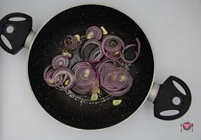La cipolla e l'aglio affettati per la preparazione della Torta salata con carciofi e patate