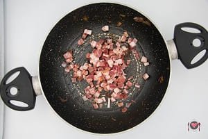 La foto raffigurante lo speck per la preparazione della Torta salata con carciofi e patate