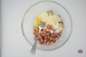 La foto raffigurante gli ingredienti per la preparazione della Torta salata con carciofi e patate