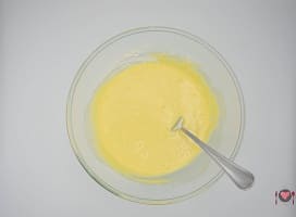 La foto raffigurante tutti gli ingredienti emulsionati per la preparazione dei pancake allo yogurt