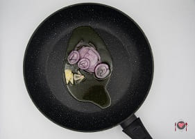 La foto raffigurante l'aglio e la cipolla affettati per la preparazione delle tagliatelle alla boscaiola