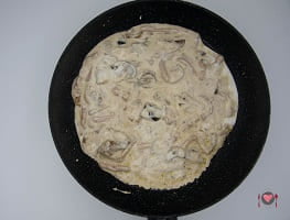 La foto raffigurante la panna aggiunta al resto degli ingredienti per la preparazione delle tagliatelle alla boscaiola