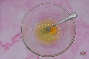 La foto raffigurante l'uovo, gli albumi e lo zucchero per la preparazione dei Ricetta pancake con sciroppo d'acero