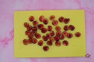 La foto raffigurante le ciliegie a cui è stato tolto il nocciolo e picciolo per la preparazione della Ricetta pancake con sciroppo d'acero