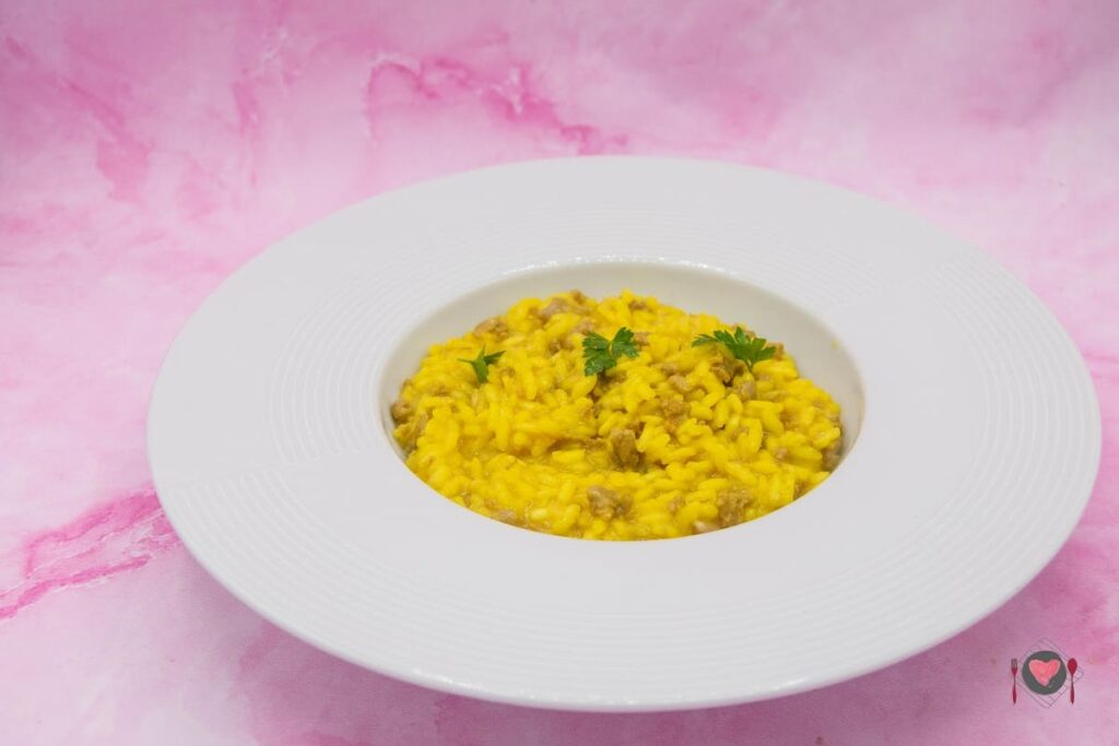 Risotto zafferano e salsiccia ( cremoso in 30 minuti ) La foto raffigurante il risotto zafferano e salsiccia, piatto della tradizione italiana.