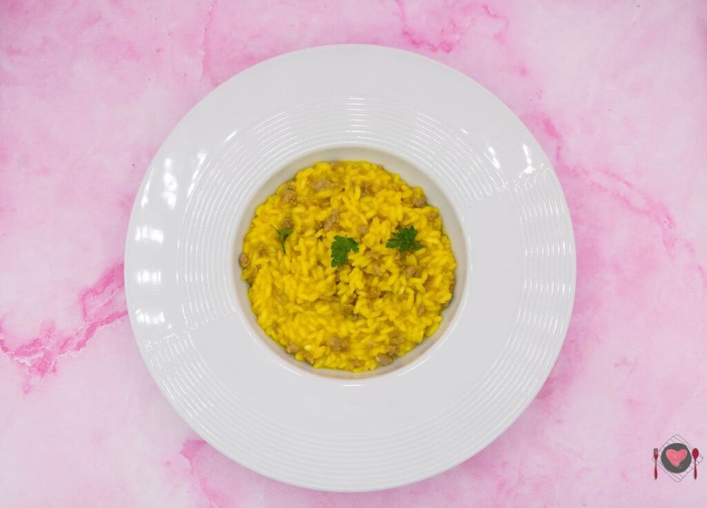 Risotto zafferano e salsiccia ( cremoso in 30 minuti ) La foto raffigurante il nostro cremosissimo risotto zafferano e salsiccia.
