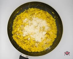 La foto raffigurante la mantecatura del risotto zafferano e salsiccia