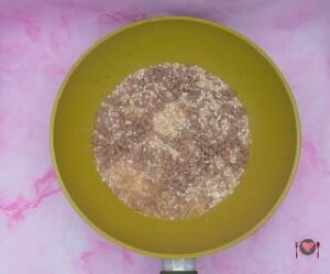L'aggiunta del brodo e dello zafferano, per la preparazione del Risotto zafferano e salsiccia