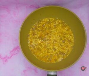 La foto raffigurante lo zafferano mescolato bene, per la preparazione del Risotto zafferano e salsiccia