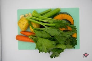 La foto raffigurante la verdura priva delle bucce per la preparazione del brodo vegetale