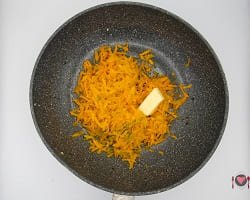 La foto raffigurante l'aggiunta di zucca e burro per la preparazione del Risotto con la zucca e salsiccia