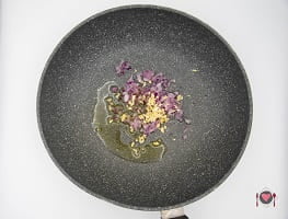 La foto raffigurante l'aglio e la cipolla tritati per la preparazione degli Gnocchi gorgonzola speck e radicchio