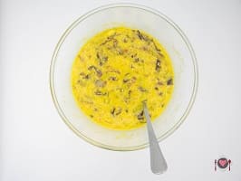 La foto raffigurante gli ingredienti emulsionati per la preparazione della Frittata con radicchio e speck