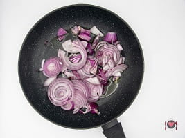 La foto raffigurante le cipolle tagliate per la preparazione della Frittata patate e cipolle