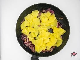 La foto raffigurante le patate e cipolle per la preparazione della Frittata patate e cipolle