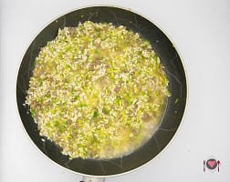 L'aggiunta della grappa per la preparazione del risotto salsiccia e zucchine