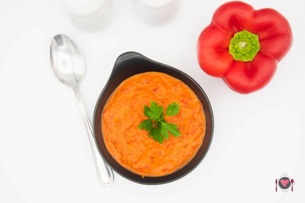 La foto raffigurante la salsa di peperoni pronta per essere gustata con ciò che ti piace di più.