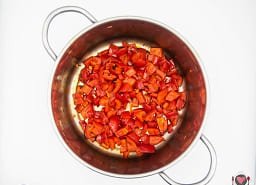 La foto raffigurante i peperoni e il vino bianco per la preparazione della Salsa di peperoni