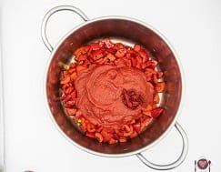 La foto raffigurante la passata e il concentrato di pomodoro per la preparazione della Salsa di peperoni