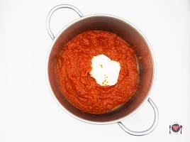 La foto raffigurante la panna aggiunta alla salsa per la preparazione della Salsa di peperoni