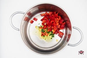 La foto raffigurante i peperoni tagliati, l'aglio e il prezzemolo per la preparazione della Salsa di peperoni