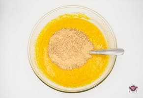 La foto raffigurante gli amaretti aggiunti nell' impasto per la preparazione della Torta di zucca e amaretti