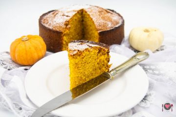 La foto raffigurante la torta di zucca e amaretti pronta