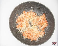 Il riso tostato per la preparazione del Risotto al salmone affumicato