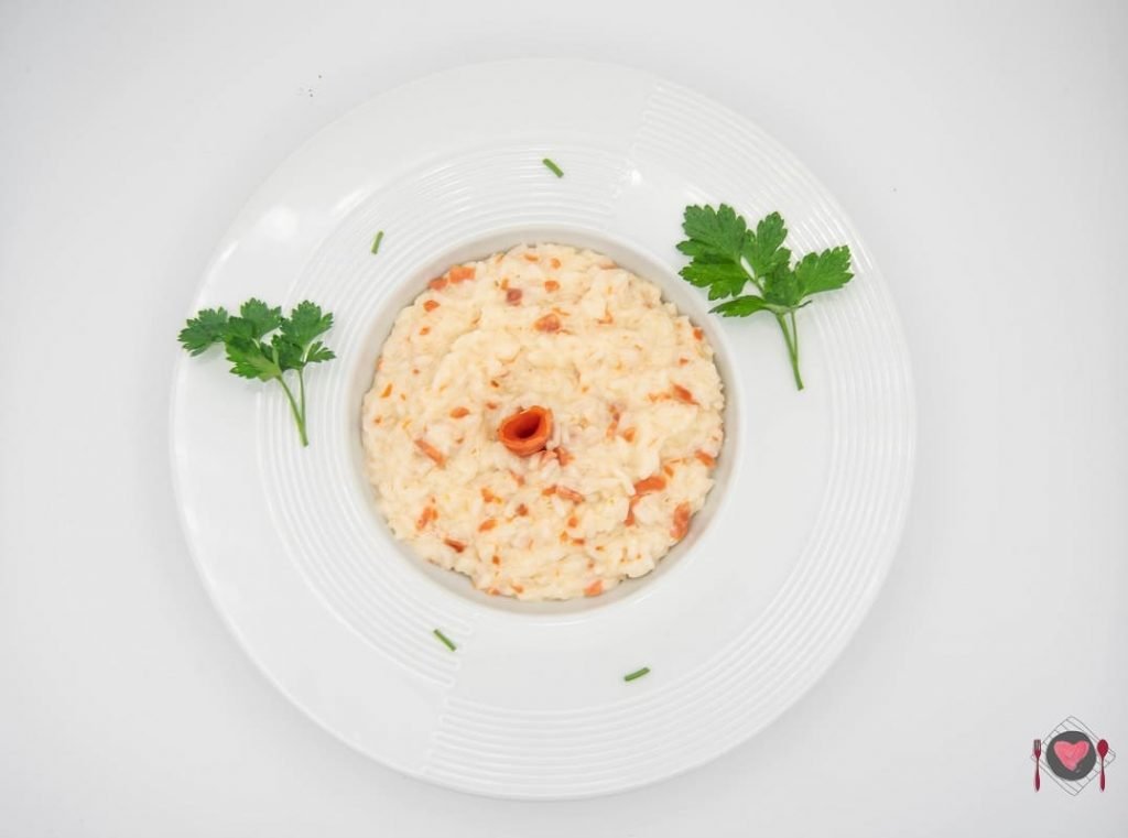 La foto raffigurante il nostro risotto al salmone affumicato. Delicato e raffinato primo piatto!