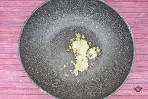 La foto raffigurante l'aglio e la cipolla rosolati per la preparazione del risotto zucchine e gamberetti