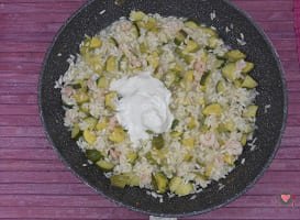 La foto raffigurante la panna aggiunta per la preparazione del Risotto zucchine e gamberetti