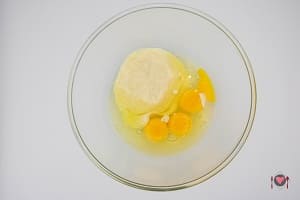La foto raffigurante le uova con lo yogurt per la preparazione della torta di mele