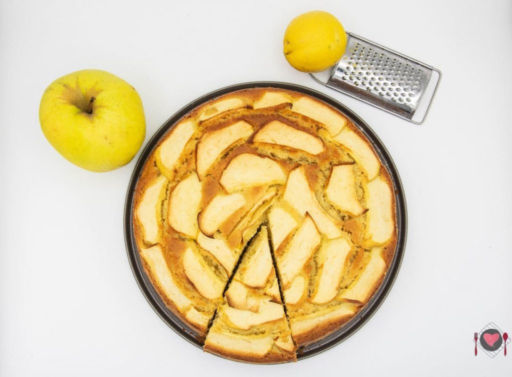 La foto raffigurante la torta di mele pronta per essere gustata.