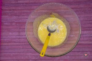La foto raffigurante la preparazione dei tuorli con lo zucchero per il Dolce al cucchiaio con amaretti