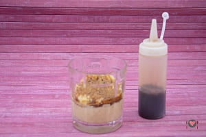 La foto raffigurante il pandoro bagnato col caffè per la preparazione del Dolce al cucchiaio con amaretti