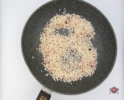 La foto raffigurante l'aggiunta della grappa per la preparazione del risotto alla barbabietola