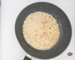 La foto raffigurante il brodo aggiunto al risotto per la preparazione del risotto alla barbabietola