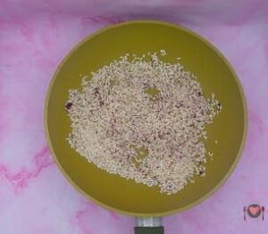 La foto raffigurante l'aggiunta del riso, per la preparazione del risotto con cappuccio viola