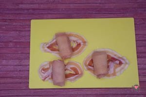 La foto raffigurante gli involti di pollo arrotolati sulle fette di pancetta