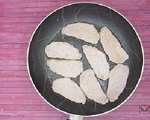 La foto raffigurante le fettine di maiale cotte per la preparazione del maiale in agrodolce