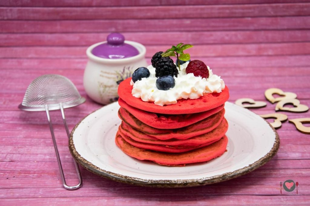 La foto raffigurante i pancake Red velvet pronti per la colazione di San Valentino.