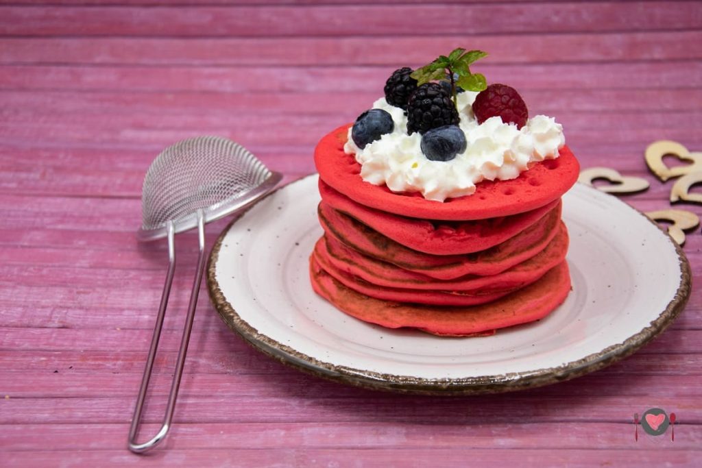La foto raffigurante i nostri pancake Red velvet pronti per essere condivisi con la tua dolce metà.
