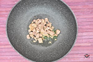 La foto raffigurante il tonno versato in padella per la preparazione della pasta con tonno e olive