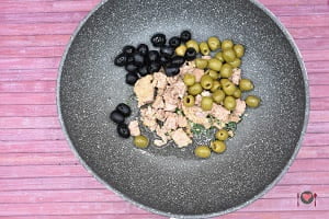 La foto raffigurante il tonno e le olive insaporite per la preparazione della pasta tonno e olive