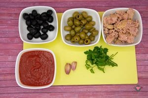 La foto raffigurante gli ingredienti per la preparazione della Pasta con tonno e olive