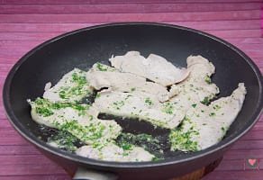 La foto raffigurante il pollo aggiunto al trito di prezzemolo e aglio per la preparazione del pollo all'aceto balsamico
