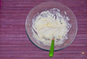 La foto raffigurante il mascarpone e lo zucchero per la preparazione del tiramisù senza uova